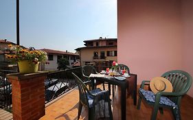 Petalo Bianco 100M From Lake - Happy Rentals